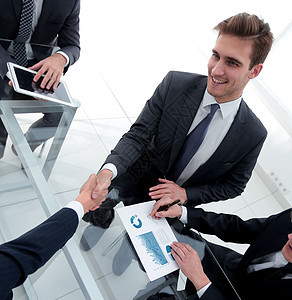 商业伙伴的握手相撞银行家人士商务顾客人人协议成功管理人员代理人桌子图片