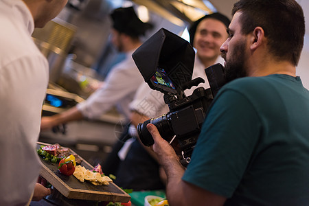 团队厨师和厨师做饭时录制录像餐厅烹饪蔬菜摄像师职业酒店厨房男人团体盘子图片