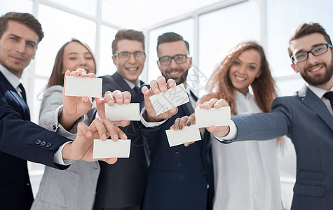 带着微笑的商业团队展示他们的名片企业家成功合作办公室成人卡片工人领导幸福智力图片