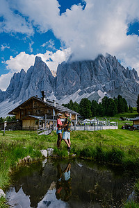 Geisler Alm 在意大利 Dolomites 的山区远足 自然公园山脉男人房子目的地森林农村风景全景高山首脑图片