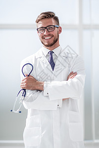 一个微笑的中年医生 穿着带听诊器的实验室大衣图片