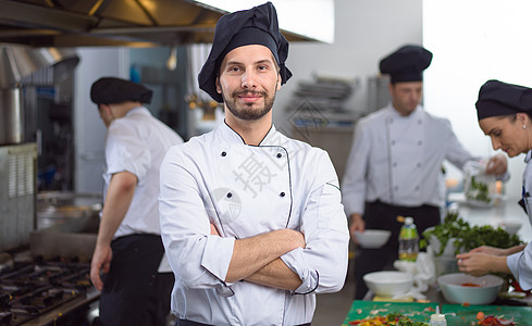 年轻厨师的肖像同事商业合作厨房餐厅男性工作团队职员用餐图片