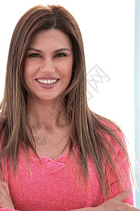 一个白人背景的年轻女子的肖像 近在眼前白色微笑眼睛化妆品女士头发工作室成人女性女孩图片