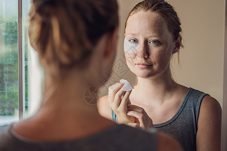 美容红头发女人的肖像 有眼罩 显示完美皮肤的效果 Spa Girl补水凝胶温泉皱纹女性活力抗氧化治疗润肤护理图片