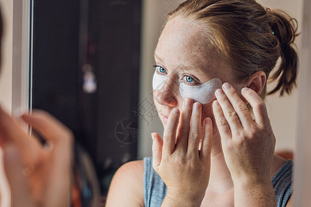 美容红头发女人的肖像 有眼罩 显示完美皮肤的效果 Spa Girl按摩润肤青年女孩活力治疗温泉眼睛抗氧化面具图片