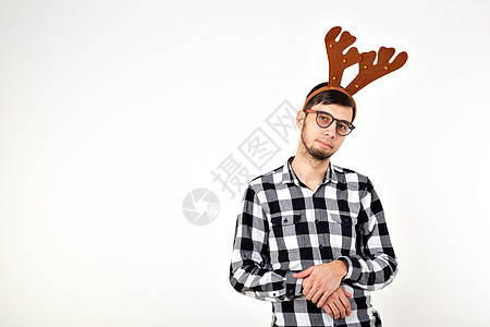 圣诞节 假期和有趣的概念  白色背景中有鹿角和鲁道夫常识的男人情感帽子派对传统庆典幸福快乐头饰乐趣男性图片