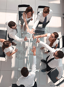 公司雇员显示其团结程度的顶端视图职场电脑圆圈伙伴项目团队合伙团体合作员工图片