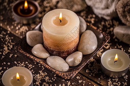 石头和芳香蜡烛香气治疗火焰桌子按摩冥想图片
