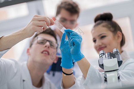 从事研究的年轻医科学生群体教育外套科学家微生物学实验科学实验室医生考试生物学图片