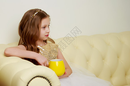 手里拿着杯子的女学生孩子茶点女孩桌子巧克力头发饮料玻璃童年牛奶图片