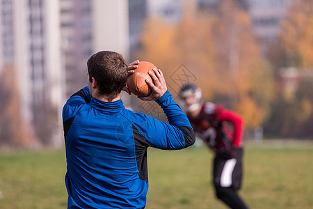 美式足球队 有教练在行动运动竞赛球员男人跑步投掷团体成人运动员头盔图片