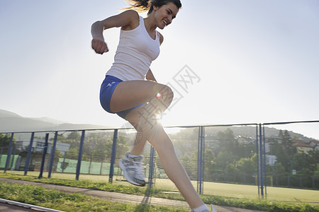妇女清晨慢跑成功运动体育场跑步生活短跑太阳福利赛跑者娱乐图片