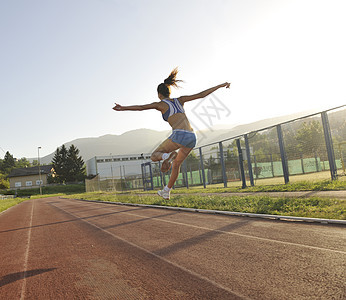 妇女清晨慢跑运动竞争成人娱乐福利女士体育场太阳跑步赛跑者图片