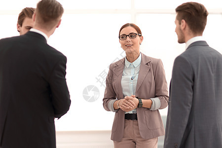雇员群体 在办公室里说话时发言的员工人士商务战略经理男人同事会议职业商业合作图片