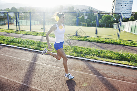 妇女清晨慢跑运动闲暇成功娱乐女士跑步生活行动日出赛马场图片