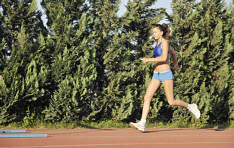 妇女清晨慢跑娱乐赛马场福利运动成人跑步生活行动体育场日出图片