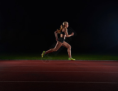 运动妇女在轨道上奔跑短跑女性训练跑步肌肉速度体育场力量活力成人图片