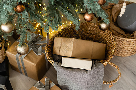 圣诞树上装有木制的生锈装饰品 并在顶楼内放礼物展示桌子风格盒子云杉乡村乡愁松树装饰手工图片