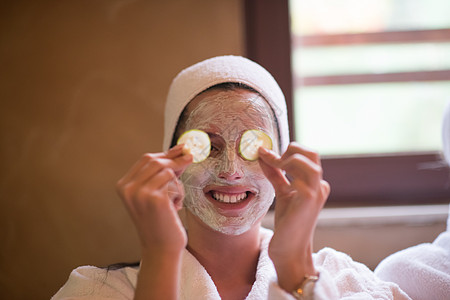 女人在温泉水里拿面部粘土面具保健治疗毛巾奶油女性女孩护理身体成人蔬菜图片