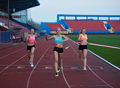 女性赛跑者共同完成比赛竞技背景运动员胜利锻炼优胜者终点黑色竞争者健身服图片