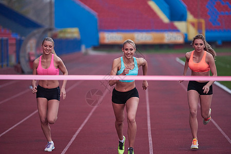 女性赛跑者共同完成比赛人物体型优胜者终点运动员锻炼竞技健身服三个人背景图片