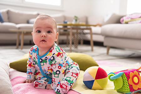坐在多彩毯子上的新生婴儿男孩孩子地面睡衣寝具卧室彩虹童年男生床单婴儿床图片