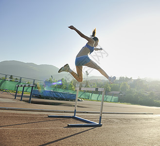 妇女清晨慢跑行动日出女士运动员成功生活赛马场跑步天空闲暇图片