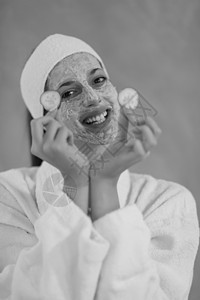 施用面罩的斯帕妇女治疗成人保健女孩护理皮肤黏土微笑奢华女性图片