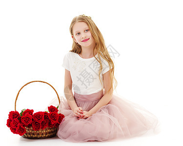 带一篮花的可爱小女孩草地场地公园裙子晴天花园乐趣喜悦花朵幸福图片