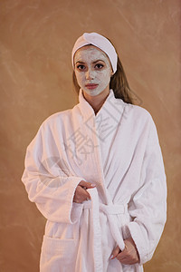 施用面罩的斯帕妇女工作室女士奶油保健毛巾治疗面具女性黏土沙龙图片