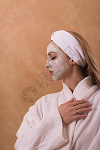 施用面罩的斯帕妇女奶油女孩身体保健女性成人微笑沙龙润肤黏土图片
