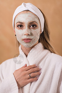 施用面罩的斯帕妇女润肤面具护理沙龙保健女孩治疗肤色毛巾身体图片
