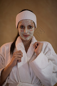 施用面罩的斯帕妇女微笑治疗工作室女士卫生奶油女性护理黏土沙龙图片