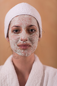 施用面罩的斯帕妇女面具皮肤女孩护理微笑卫生女士工作室沙龙肤色图片