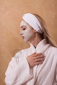 施用面罩的斯帕妇女治疗黏土奢华肤色身体奶油润肤女孩微笑皮肤图片