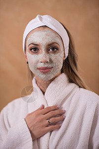 施用面罩的斯帕妇女保健女孩面具女士润肤卫生肤色微笑身体奶油图片