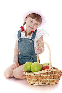带着一篮苹果的女孩孩子们海滩微笑菜园果汁营养乐趣水果西瓜饮食图片
