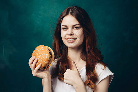 快乐的女人 吃汉堡吃零食 特制的生活方式成年人艺术美食思维午餐女性食物幸福头发女士图片