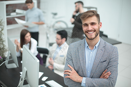 办公室背景中笑着微笑的年轻生意人训练伙伴职业商业公司工人工作同事成人合作图片