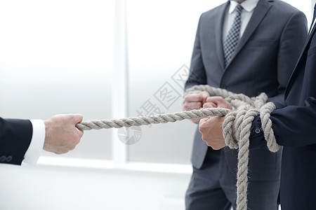 生意人用绳子拖着他的商业团队平衡力量人士雇员男性合并套装竞赛挑战团体图片