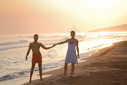 海滩上浪漫情侣天气游泳角质阳光明信片性别地平线环境甜心相机图片