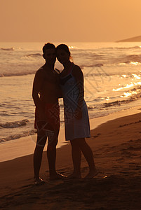 海滩上浪漫情侣摄影阳光情感海岸日落恋人海洋前戏性别游泳衣图片