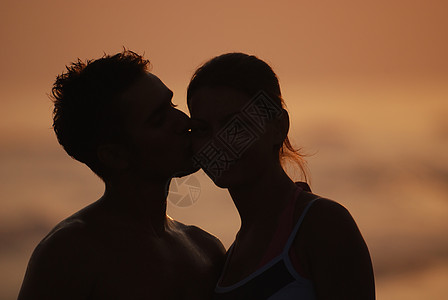 海滩上浪漫情侣环境角质服装游泳衣男人阳光女性异性剪影明信片图片