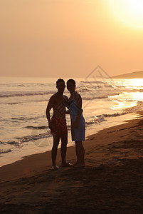 海滩上浪漫情侣天气甜心恋人天空状况嘴唇男性旅行成人摄影图片