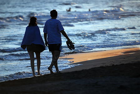海滩上浪漫情侣嘴唇地貌状况性别服装假期环境摄影太阳异性图片