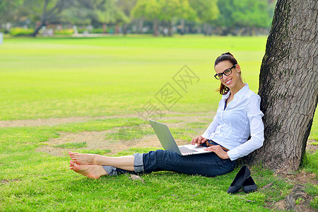 公园里有笔记本电脑的妇女互联网女孩闲暇城市商业学生成人学习喜悦工作图片