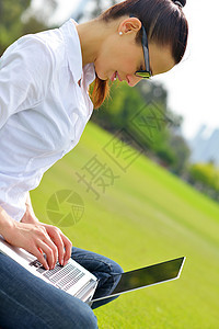 公园里有笔记本电脑的妇女闲暇工作商业生活学习互联网技术城市头发学生图片