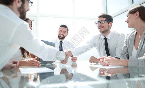 商务人士伸出双手握个手 握个手谈判会议男性桌子商业商务工人公司职场金融图片