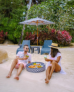 沙滩上鸡尾酒加午餐和零食 莫吉托鸡尾酒和蓝瓜拉卡奥与冲浪板在海滩上假期女士旅行酒店情调玻璃酒精支撑椰子海洋图片