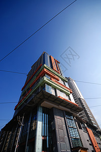 阳光明媚 清蓝天空的现代建筑公司办公室技术窗户市中心玻璃工作公寓生长正方形图片